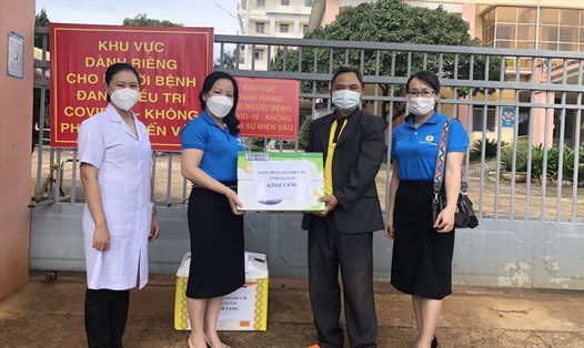 Công đoàn ngành Y tế Gia Lai tặng quà cho Bệnh viện Lao & Bệnh phổi. Ảnh T.T