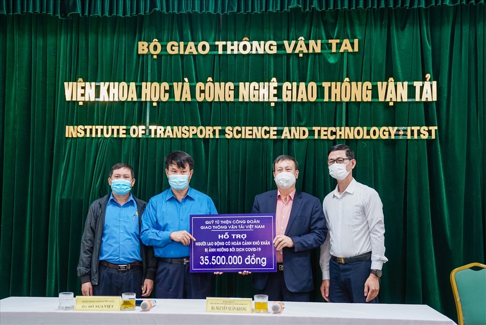 Ông Đỗ Nga Việt - Chủ tịch Công đoàn Giao thông Vận tải Việt Nam (thứ hai từ trái sang) - trao hỗ trợ cho đại diện CNVCLĐ có hoàn cảnh khó khăn. Ảnh: CĐCC