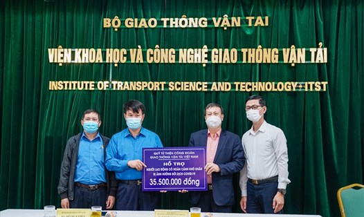 Ông Đỗ Nga Việt - Chủ tịch Công đoàn Giao thông Vận tải Việt Nam (thứ hai từ trái sang) - trao hỗ trợ cho đại diện CNVCLĐ có hoàn cảnh khó khăn. Ảnh: CĐCC