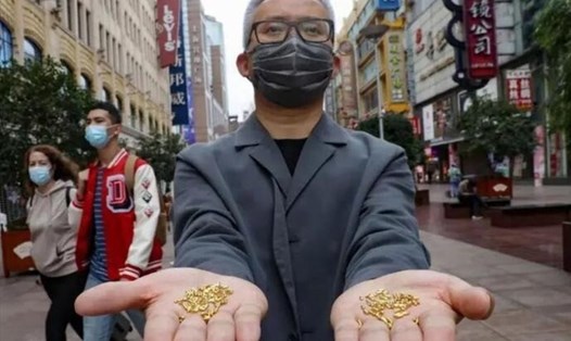 Yang Yexin rải 1.000 hạt "gạo vàng" khắp Thượng Hải. Ảnh: 163.com