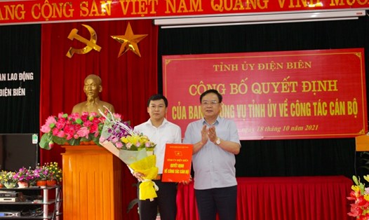 Ông Mùa A Sơn - Phó Bí thư Thường trực Tỉnh ủy trao Quyết định của Ban Thường vụ Tỉnh ủy về việc điều động ông Phạm Thanh Tùng giữ chức vụ mới.
