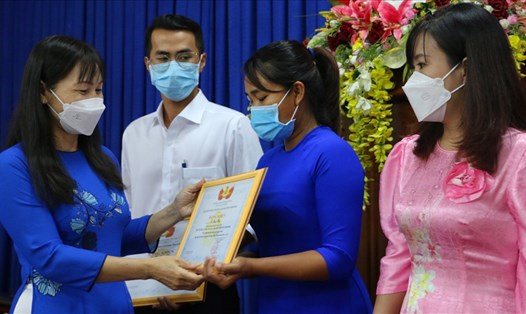 Lãnh đạo LĐLĐ Khánh Hòa tặng bằng khen cho các gia đình công nhân viên chức tiêu biểu giai đoạn 2016-2020. Ảnh: Phương Linh