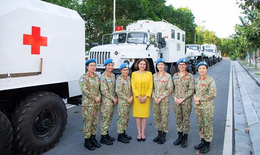 Đại sứ Australia tại Việt Nam Robyn Mudie (giữa) cùng các nữ quân nhân gìn giữ hòa bình trước đội xe được trang bị cho nhiệm vụ sắp tới tại Châu Phi. Ảnh: ĐSQ Australia
