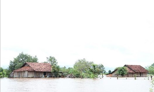 Mưa lũ khiến nhiều nhà dân ở xã Cư Kbang, huyện Ea Súp (Đắc Lắk) bị ngập do mưa lũ. Ảnh: Tuấn Anh/TTXVN