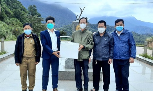 Đại diện tỉnh Quảng Bình trao tận tay số hóa chất xét nghiệm SARS-CoV-2 cho tỉnh Khăm Muộn tại khu vực Cửa khẩu Quốc tế Cha Lo. Ảnh: CTV