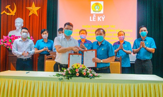 Đại diện lãnh đạo Liên đoàn Lao động tỉnh Bắc Giang và lãnh đạo Công ty TNHH MEDLATEC Bắc Giang ký thỏa thuận hợp tác. Ảnh: Nguyễn Thị Mơ