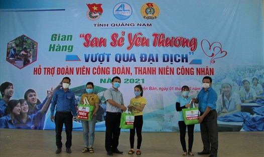 700 suất quà được trao đến tay người lao động ở Quảng Nam bị ảnh hưởng của dịch bệnh COVID-19. Ảnh: Thanh Chung