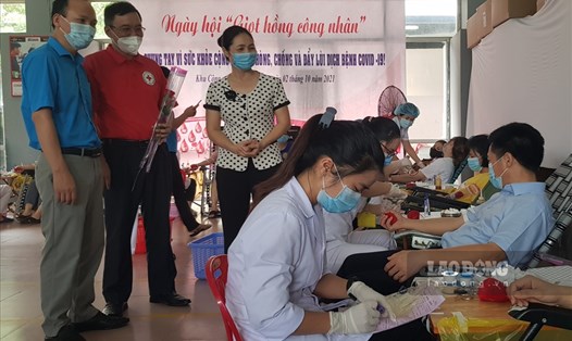 Ngày hội "Giọt hồng công nhân" đã thu hút gần 300 CNLĐ tham gia hiến máu tình nguyện. Ảnh: NT