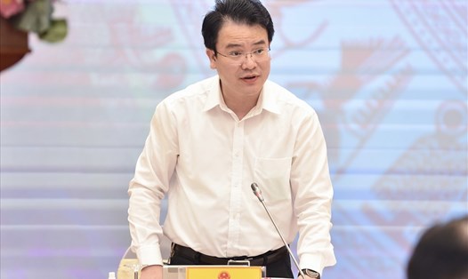 Thứ trưởng Bộ Kế hoạch và Đầu tư Trần Quốc Phương trả lời tại họp báo. Ảnh T.Vương
