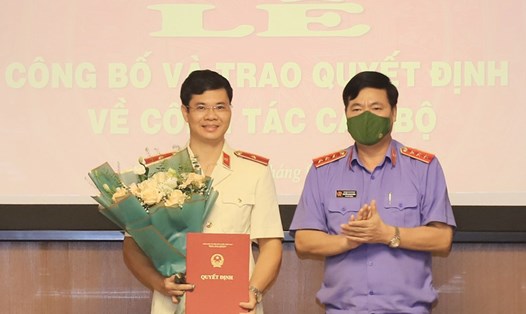 Ông Nguyễn Quang Dũng (phải), Phó Viện trưởng Viện Kiểm sát nhân dân Tối cao trao quyết định và chúc mừng đến ông Hoàng Anh Tuyên. Ảnh: VGP