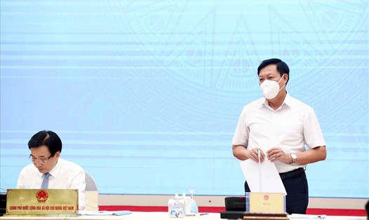 Thứ trưởng Bộ Y tế Đỗ Xuân Tuyên trả lời các câu hỏi của phóng viên liên quan đến tiến độ tiêm vaccine. Ảnh: Trần Vương