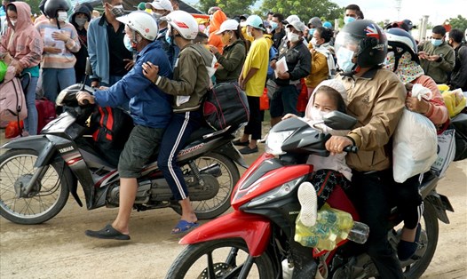 Khoảng 1.500 công dân Ninh Thuận trở về tỉnh bằng xe máy vào chiều 2.10. Ảnh: Huỳnh Hải.
