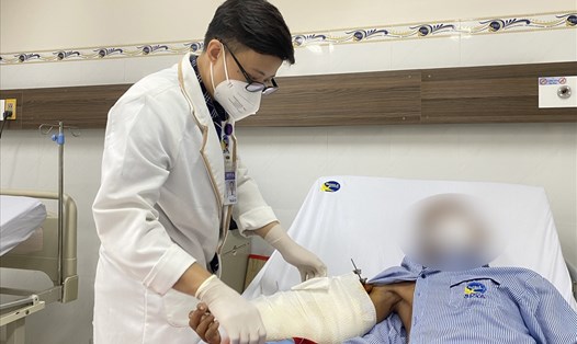 Cứu bệnh nhân chấn thương nặng, cánh tay dập nát vì tai nạn giao thông. Ảnh: BVCC.