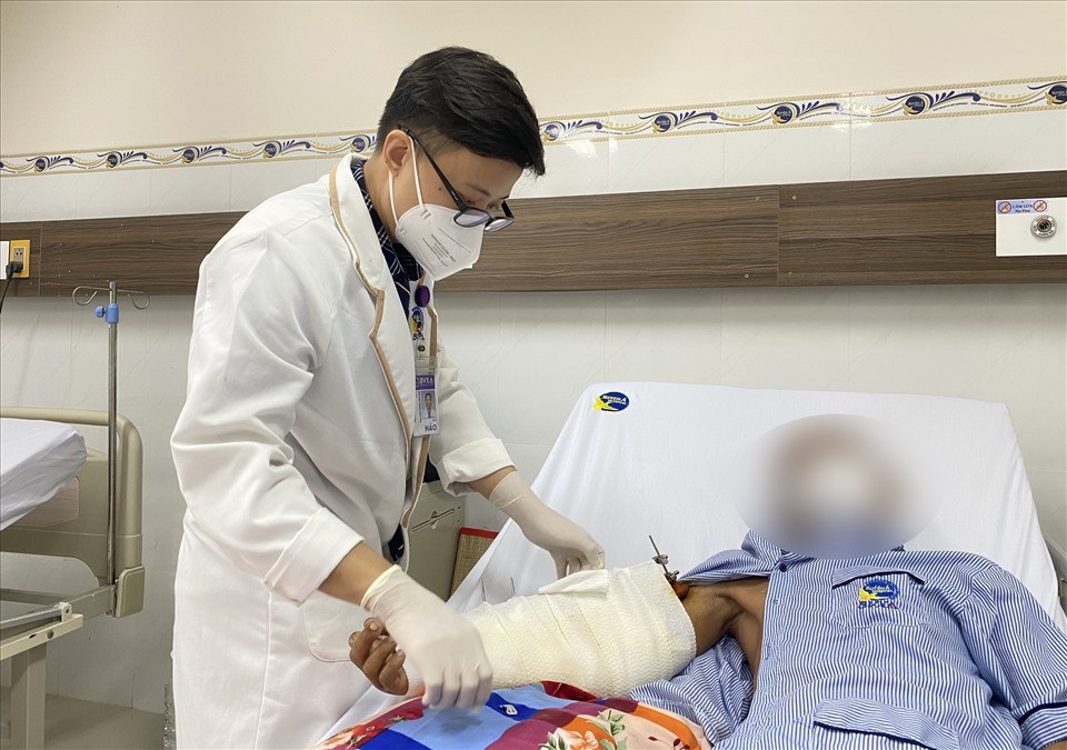 Cứu bệnh nhân chấn thương nặng, cánh tay dập nát vì tai nạn giao thông. Ảnh: BVCC. Cứu bệnh nhân chấn thương nặng, cánh tay dập nát vì tai nạn giao thông. Ảnh: BVCC.