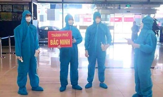 Cơ quan chức năng của tỉnh Bắc Ninh có mặt ở sân bay đón công dân về quê. Ảnh: Xuân Thanh.