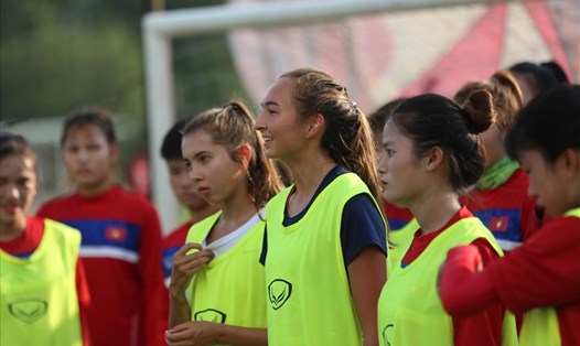 Hai cầu thủ nữ Việt kiều Chelsea Le và Kyah Le từng có hai ngày "thử việc" cùng U19 nữ Việt Nam vào tháng 8.2019. Ảnh: Hoài Thu