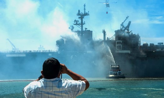 Trực thăng Seahawk hỗ trợ chữa cháy trên không trong vụ cháy tàu USS Bonhomme Richard năm 2020. Ảnh: Hải quân Mỹ