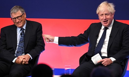 Thủ tướng Anh Boris Johnson và tỉ phú Bill Gates. Ảnh: Pool