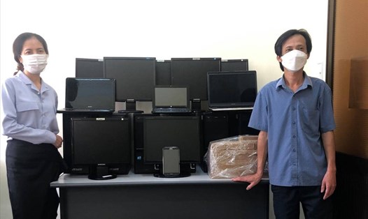 Đại diện Công đoàn Viên chức tỉnh Gia Lai nhận bàn giao số máy vi tính hỗ trợ Chương trình "Sóng và máy tính cho em". Ảnh T.T