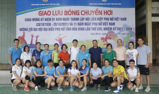 Các công đoàn tỉnh Hòa Bình tổ chức giao lưu bóng chuyền chào mừng Ngày Phụ nữ Việt Nam 20.10. Ảnh: Mạnh Cường.