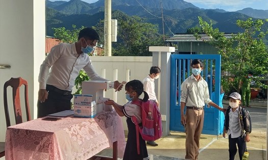 Những học sinh đầu tiên ở Đà Nẵng được trở lại trường, học trực tiếp từ ngày 20.10. Ảnh: PV