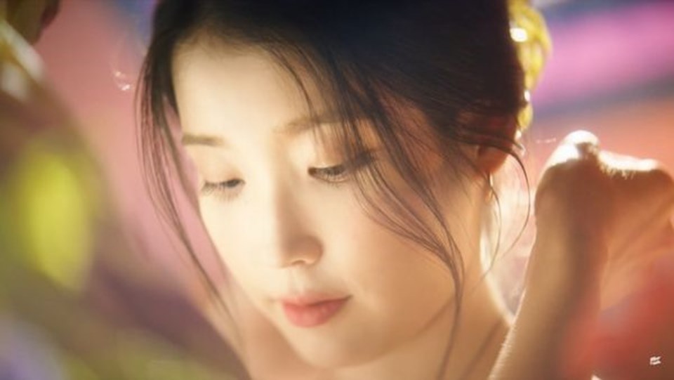 IU giữ vững sức hút với đĩa đơn mới. Ảnh: MV. IU giữ vững sức hút với đĩa đơn mới. Ảnh: MV.