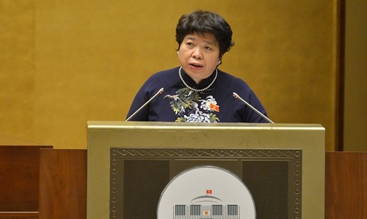 Bà Nguyễn Thuý Anh - Chủ nhiệm Ủy ban Xã hội trình bày báo cáo thẩm tra về công tác phòng chống dịch COVID-19 - Ảnh: QH