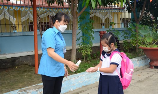 Học sinh Trường Tiểu học Thạnh An, huyện Cần Giờ rửa tay sát khuẩn trước khi vào trường, sáng 20.10. Ảnh: Huyên Nguyễn