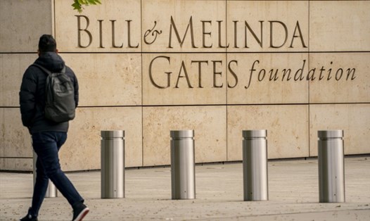 Một người đi bộ bên ngoài quỹ từ thiện Bill & Melinda Gates Foundation ở Seattle, Washington. Ảnh: AFP