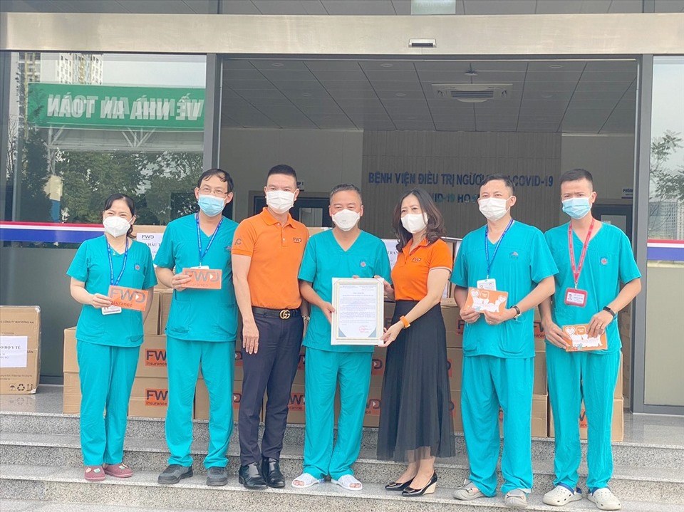 Đại diện FWD trao tặng 2.000 phần quà thiết thực đến các y bác sỹ tại các bệnh viện dã chiến điều trị COVID-19. Đại diện FWD trao tặng 2.000 phần quà thiết thực đến các y bác sỹ tại các bệnh viện dã chiến điều trị COVID-19.