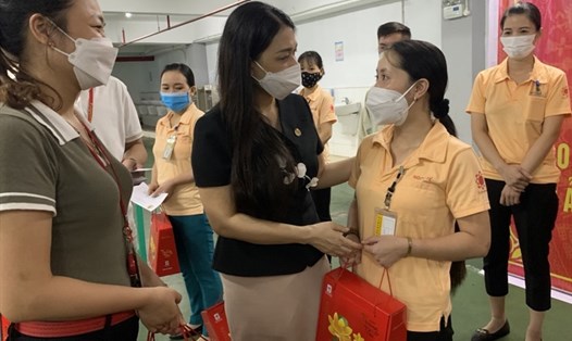 Bà Nguyễn Thị Thanh Tuyết - Chủ tịch LĐLĐ tỉnh Hưng Yên tặng quà NLĐ khó khăn do dịch COVID-19. Ảnh: Hà Anh
