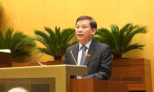 Ông Lê Minh Trí trình bày tờ trình về dự án Luật sửa đổi, bổ sung một số điều của Bộ luật Tố tụng hình sự. Ảnh: QH