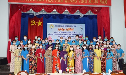 Lãnh đạo LĐLĐ tỉnh Tây Ninh tặng hoa và quà cho các chị em nữ công đoàn chuyên trách. Ảnh LĐLĐ Tây Ninh