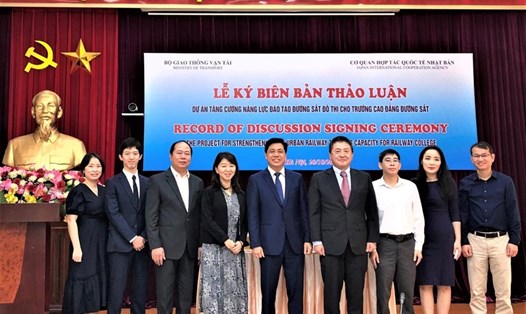 Lễ ký biên bản thảo luận dự án tăng cường năng lực đào tạo nhân lực và vận hành đường sắt đô thị Việt Nam. Ảnh: JICA
