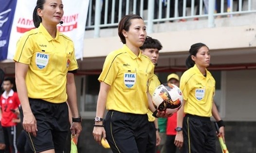 Trọng tài nữ Bùi Thị Thu Trang (thứ 2, từ trái qua) là nữ trọng tài duy nhất của Việt Nam tham dự hội thảo các ứng viên trọng tài/ trọng tài VAR chuẩn bị cho World Cup nữ 2023 tại Doha-Qatar. Ảnh: VFF