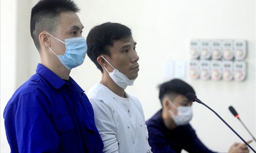 Bị cáo Bùi Xuân Đại (bìa trái) và bị cáo Trần Xuân Hải tại phiên tòa do Tòa án nhân dân tỉnh Thái Bình xét xử hôm nay. Ảnh: CTV
