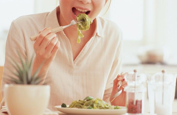 Tác hại của việc nhai không kỹ đối với sức khoẻ