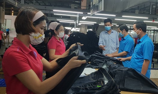 CNLĐ tại các khu công nghiệp trên địa bàn tỉnh Ninh Bình an tâm thực hiện "3 tại chỗ". Ảnh: NT