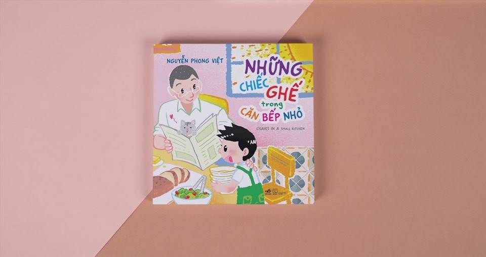 Nguyễn Phong Việt giới thiệu tập thơ "Những chiếc ghế trong căn bếp nhỏ". Ảnh: LĐ Nguyễn Phong Việt giới thiệu tập thơ "Những chiếc ghế trong căn bếp nhỏ". Ảnh: LĐ
