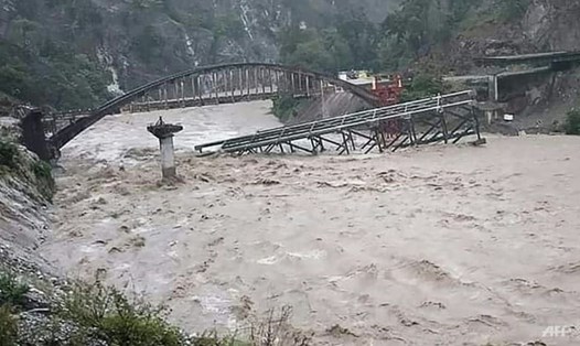 Một cây cầu bị sập sau trận mưa lớn gây lũ lụt và sạt lở nghiêm trọng ở Ấn Độ. Ảnh: AFP