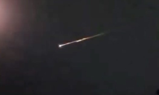 Cầu lửa do vệ tinh hỏng của Nga rơi xuống Trái đất tạo thành. Ảnh: Chris John
