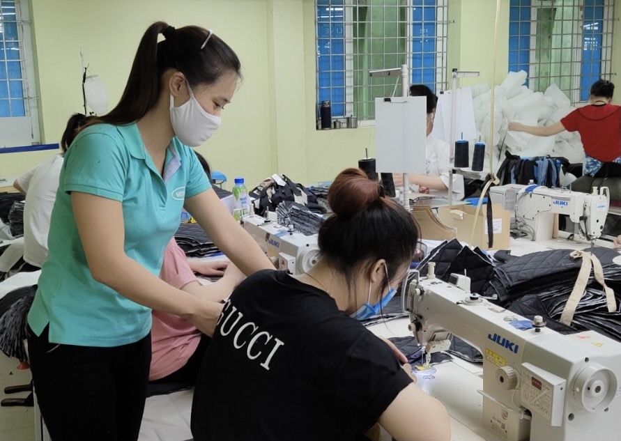 Chị Hoàng Ngọc Lanh - tổ trưởng chuyền 11 của Công ty May 1-Tổng Công ty Dệt May Nam Định, là một trong 10 người đạt Giải thưởng Nguyễn Thị Sen lần thứ III năm 2021. Ảnh: CĐN