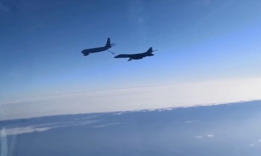 Máy bay ném bom Mỹ tiếp liệu gần không phận Nga. Ảnh chụp màn hình