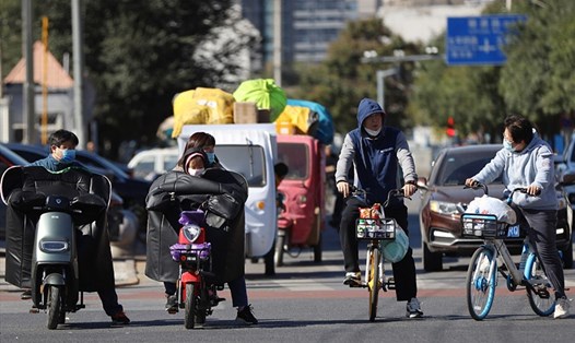 Người dân Bắc Kinh đón đợt không khí lạnh sớm trong năm 2021 với nhiệt độ thấp kỷ lục. Ảnh: Xinhua/CFP
