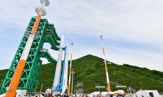 Một mô hình tên lửa vũ trụ Nuri của Hàn Quốc  được kết nối với bệ phóng tại Trung tâm Vũ trụ Naro ở Goheung. Ảnh: Viện Nghiên cứu Hàng không Vũ trụ Hàn Quốc (KARI).