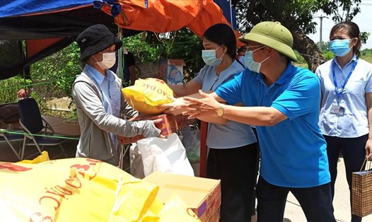 Ông Luyện Phương Nam - Chủ tịch Công đoàn các khu công nghiệp tỉnh Hưng Yên trao hỗ trợ cho NLĐ trong khu cách ly. Ảnh: CĐCC