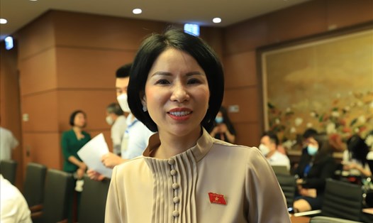 Đại biểu Trần Thị Nhị Hà trao đổi bên lề về vấn đề cho học sinh thủ đô trở lại trường.