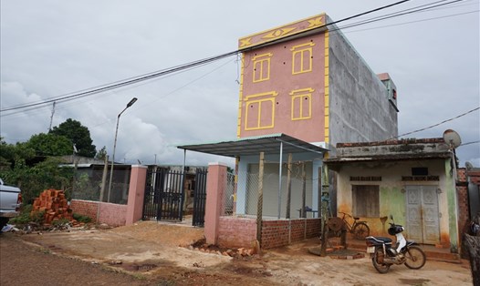Nhiều nhà yến mọc lên trái phép trong khu dân cư tại xã Ia Hlốp, huyện Chư Sê. Ảnh T.T
