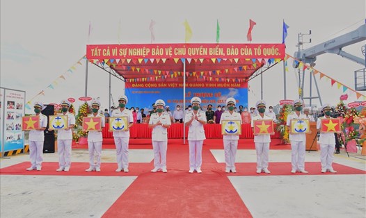 Chuẩn Đô đốc Nguyễn Duy Tỷ và Chuẩn Đô đốc Nguyễn Đăng Tiến trao Quốc kỳ và cờ Hải quân cho Tàu 526, 527, 528 và 529. Ảnh: Vùng 5 HQ