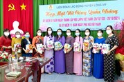 Hoa và quà trao tay nữ đoàn viên công đoàn nhân dịp Ngày Phụ nữ Việt Nam